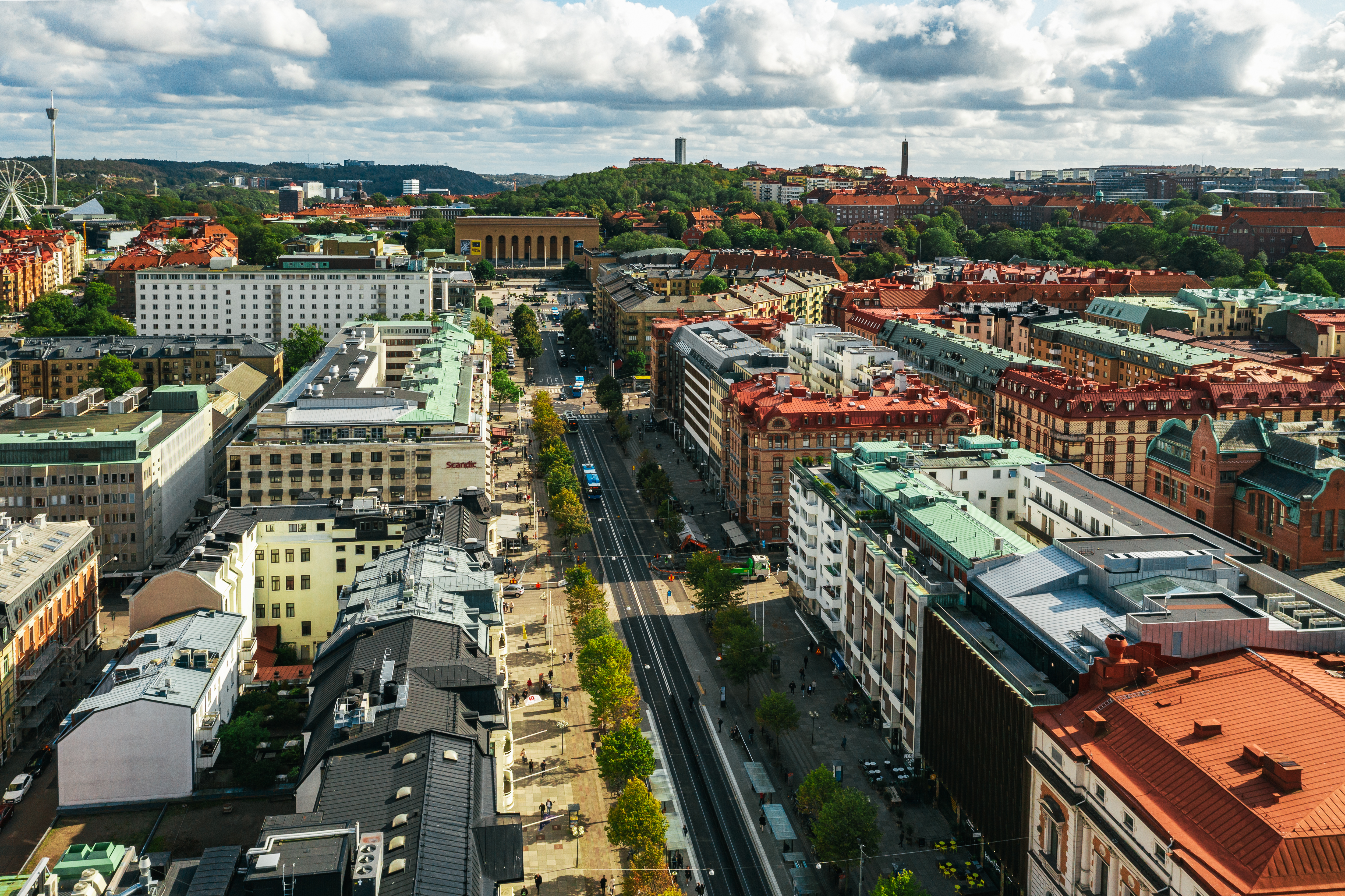 Göteborg bylandskab med gader og bygninger set fra oven under overskyet himmel i fugleperspektiv.