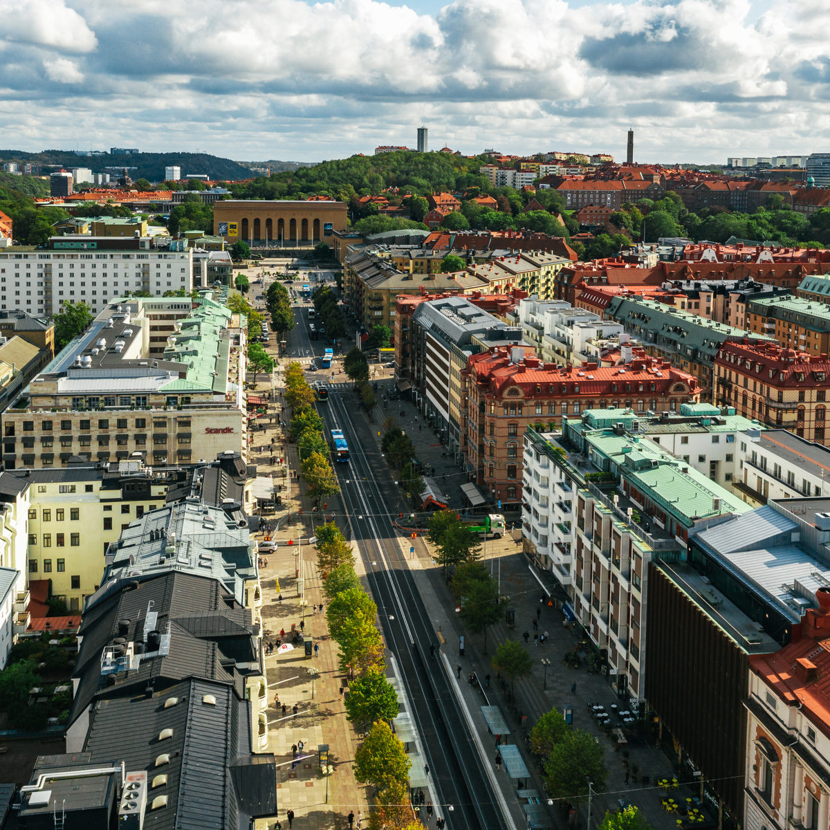 Göteborg bylandskab med gader og bygninger set fra oven under overskyet himmel i fugleperspektiv.