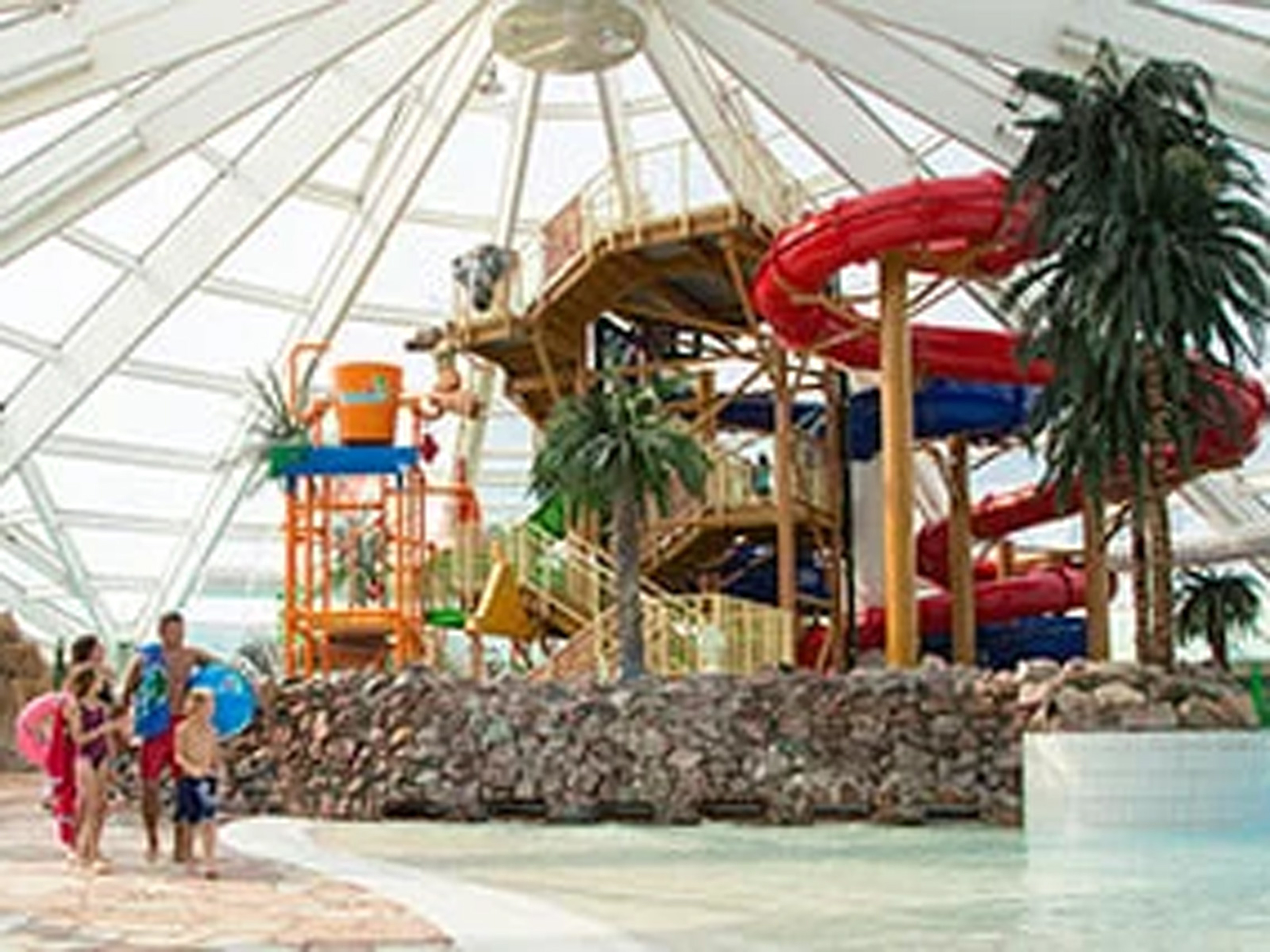 Inomhus vattenpark på Lalandia i Rødby med vattenrutschbanor och pool omgiven av tropisk inredning.