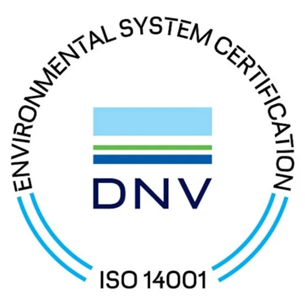 DNV certificeringslogo for miljøledelsessystem ISO 14001 med blå og grønne linjer i en rund ramme.