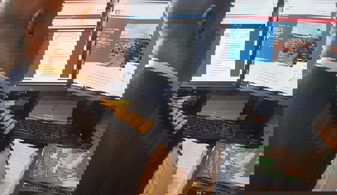 En man sitter vid en kontroll dator x800, visad i sidoprofil med modernt användargränssnitt.