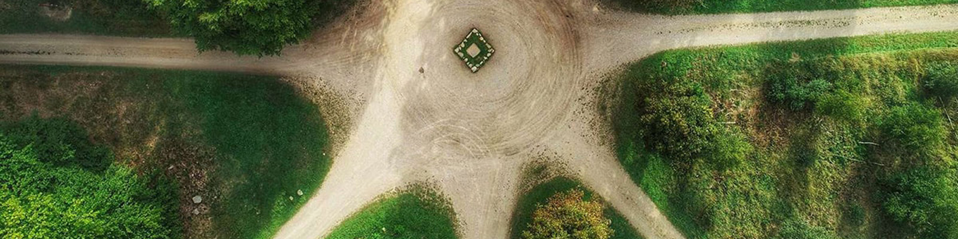 Jägersborg Dyrehave med stjärnformade stigar fotograferad ovanifrån i lummigt grönskande miljö.