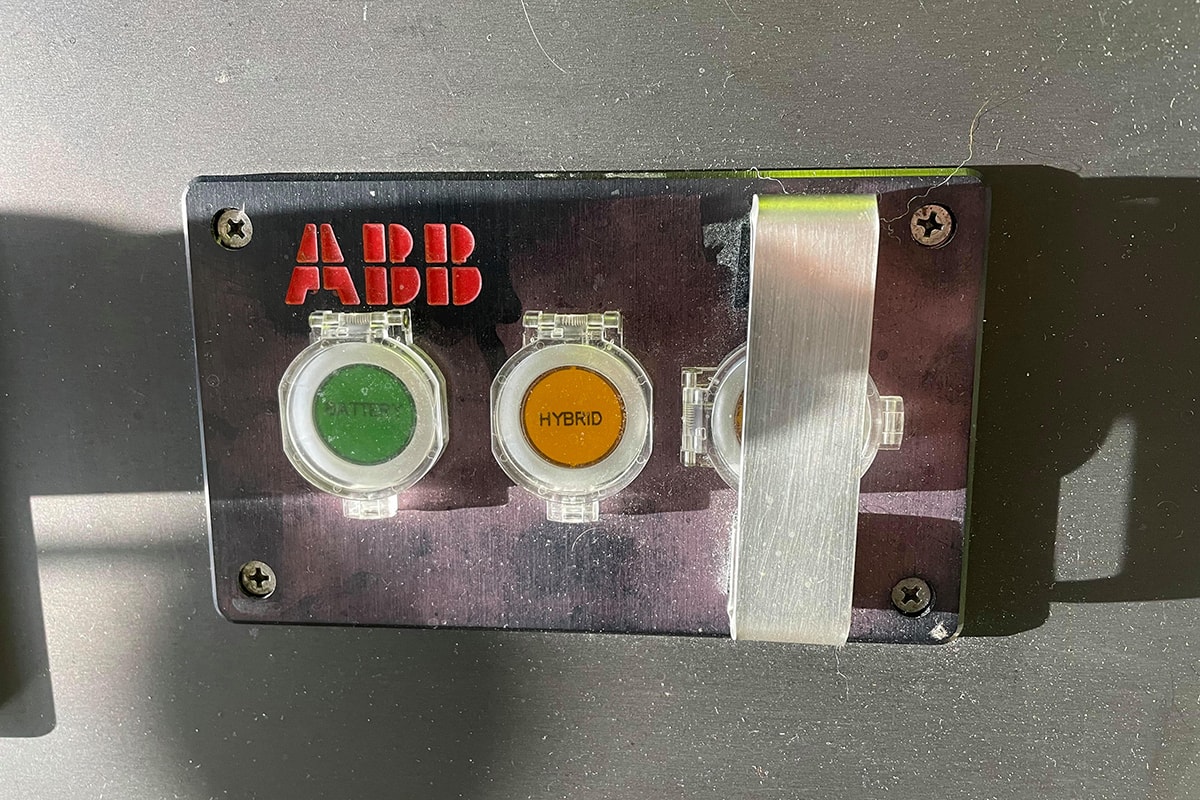 Batteridriven ABB-knapp i närbild med strukturerad design och tydliga funktioner.