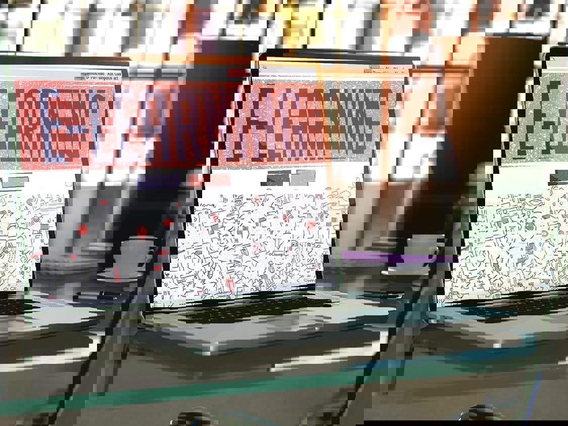 En bærbar står åben med "E-learning" skrevet på skærmen.