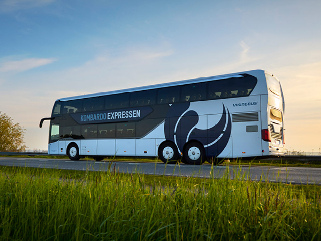 Bus Kører Ved Vand Med Græs 3