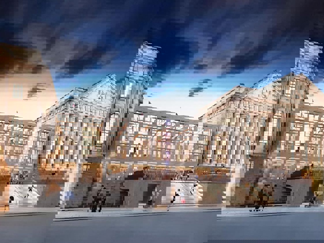 Berlin byggnad fångad från folkperspektiv med fokus på arkitekturella detaljer och historisk charm.