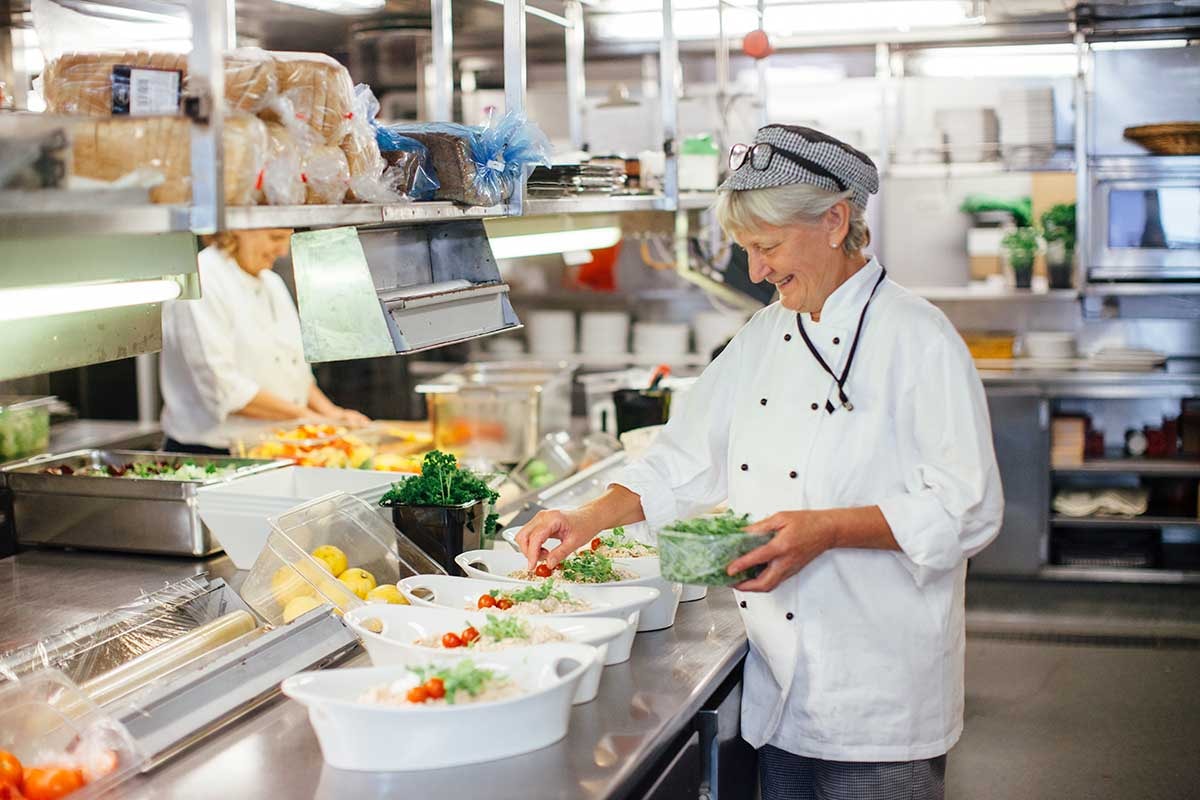 Kock på Öresundslinien ses förbereda mat i köket.