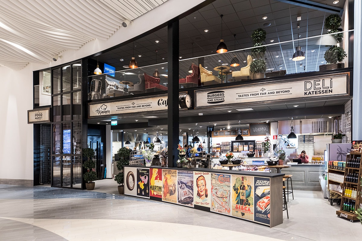 Hallarna Deli køleren fremviser gourmetprodukter i stilfuldt design og rustfri stål finish.