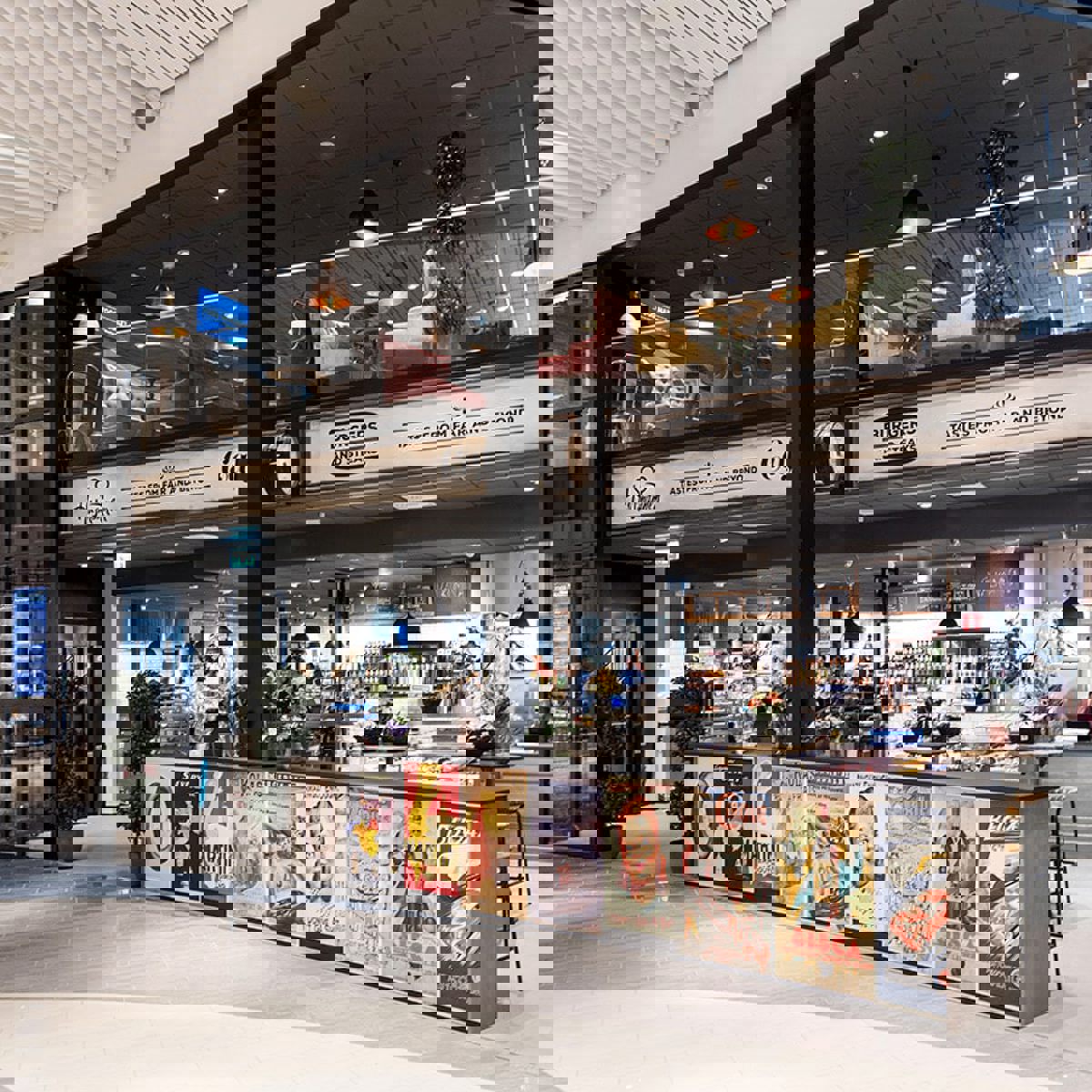 Hallarna Deli køleren fremviser gourmetprodukter i stilfuldt design og rustfri stål finish.