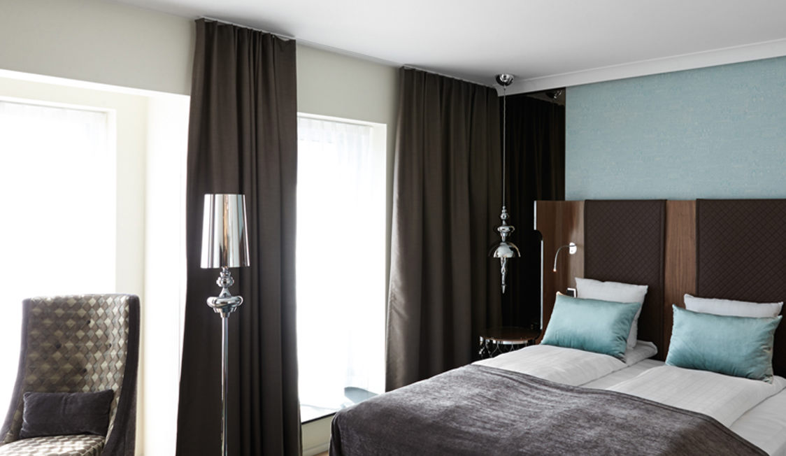 Hotelværelse med redt seng ses fra Tivoli Hotellet.