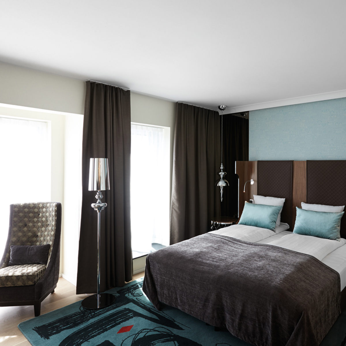 Hotelværelse med redt seng ses fra Tivoli Hotellet.