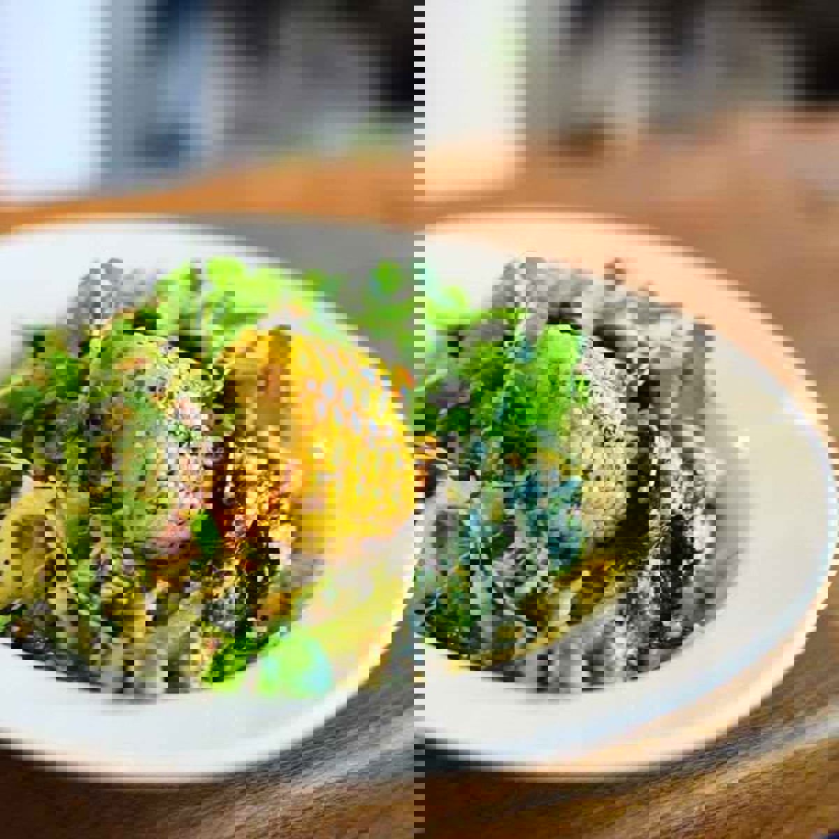 Närbild på en grillad majsrätt.