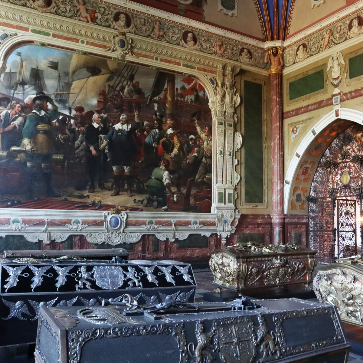 Detaljeret udsmykning og historisk maleri i Roskilde Domkirkes kongelige gravkapel.