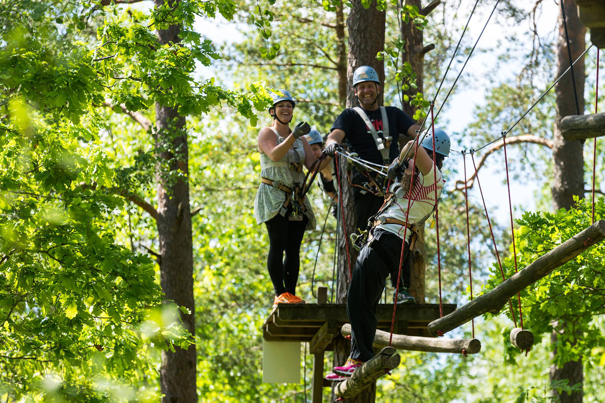 En person skriver på en bærbar computer med en kop kaffe ved siden af på et træbord.
