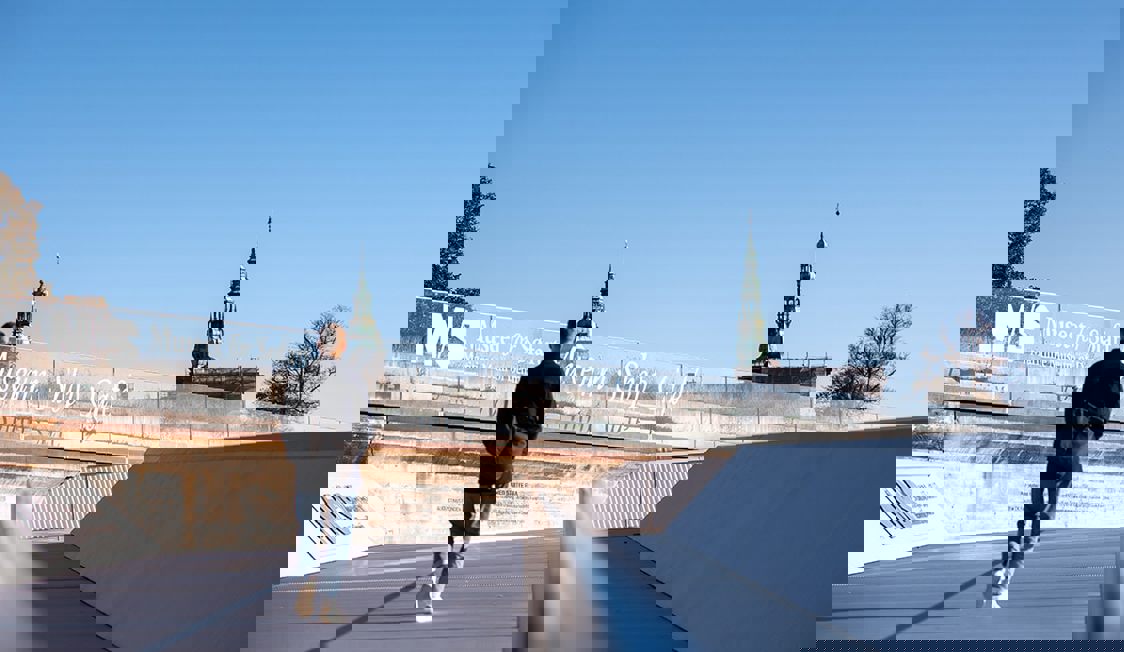 Museet för sjöfart med modern arkitektur och imponerande glasfasad mot en klar himmel.