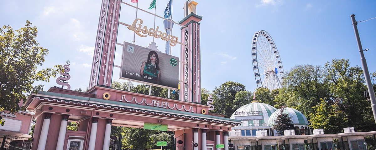 Indgangen til Lisebergsommar ses med forlystelser i baggrunden.