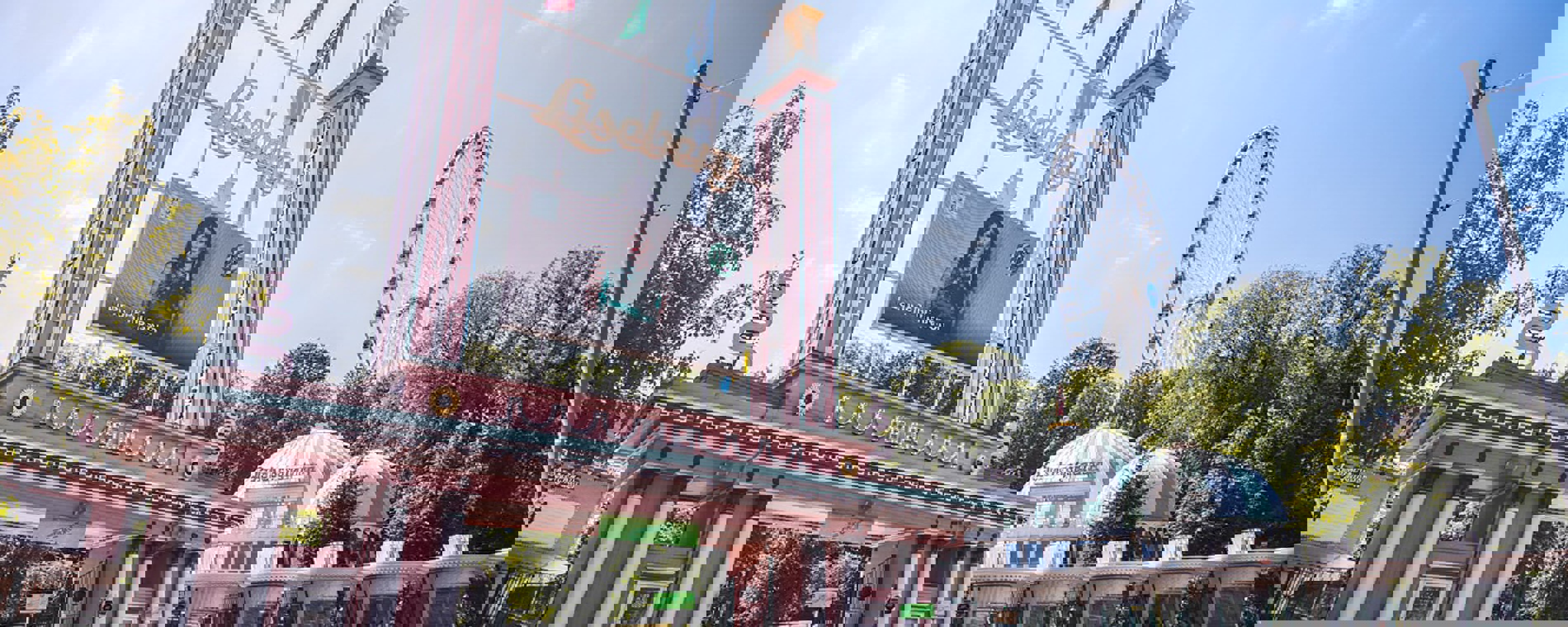 Indgangen til Lisebergsommar ses med forlystelser i baggrunden.