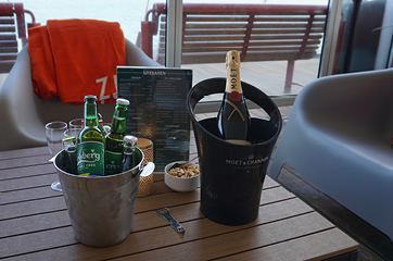 Moët & Chandon champagne i svart isspand på bord med Carlsberg öl i metallhink och skål med nötter.