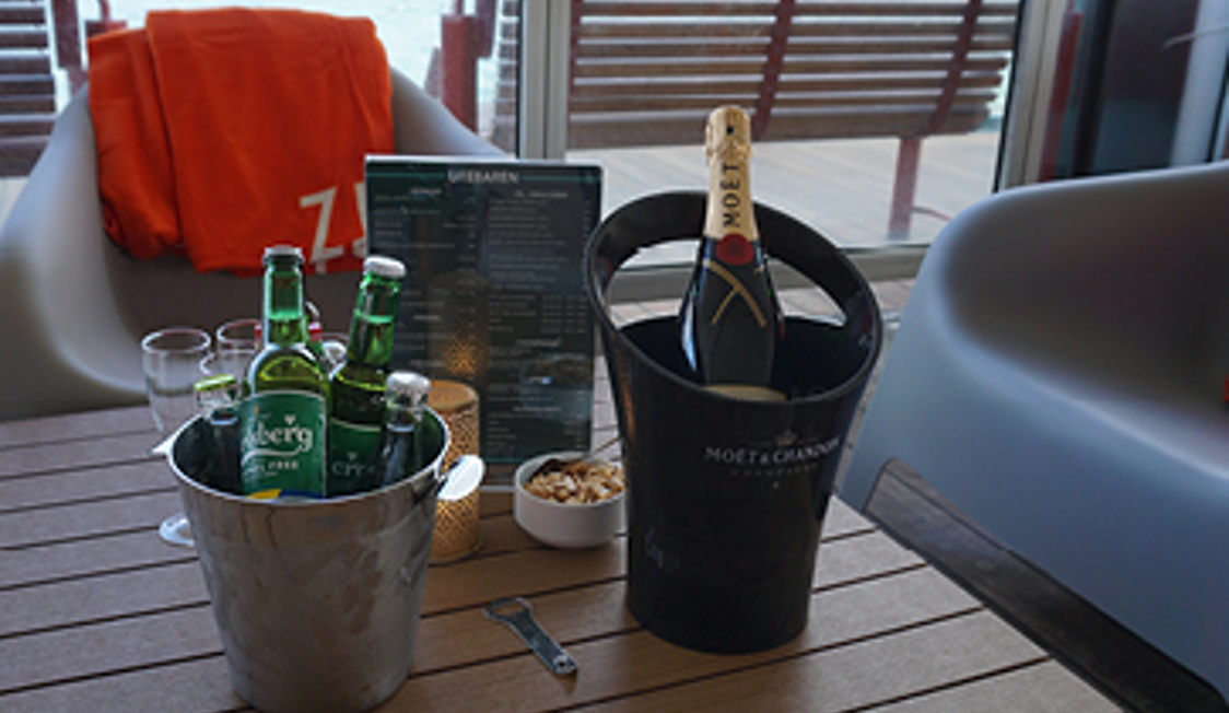 Moët & Chandon champagne i sort isspand på bord samt Carlsberg øl i metalspand med nøddeskål.