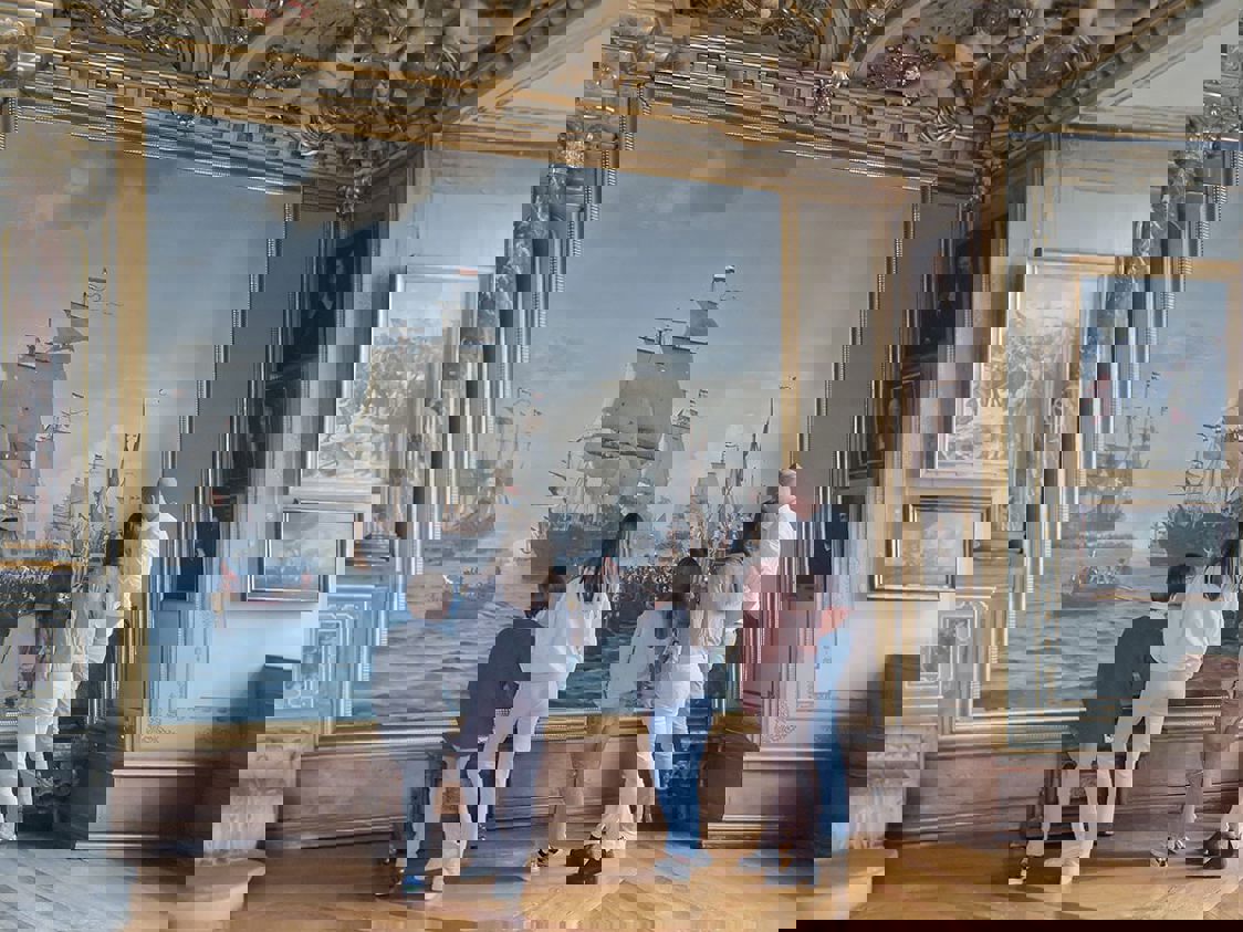 Familj på Frederiksborgs slott inspekterar konstverk.