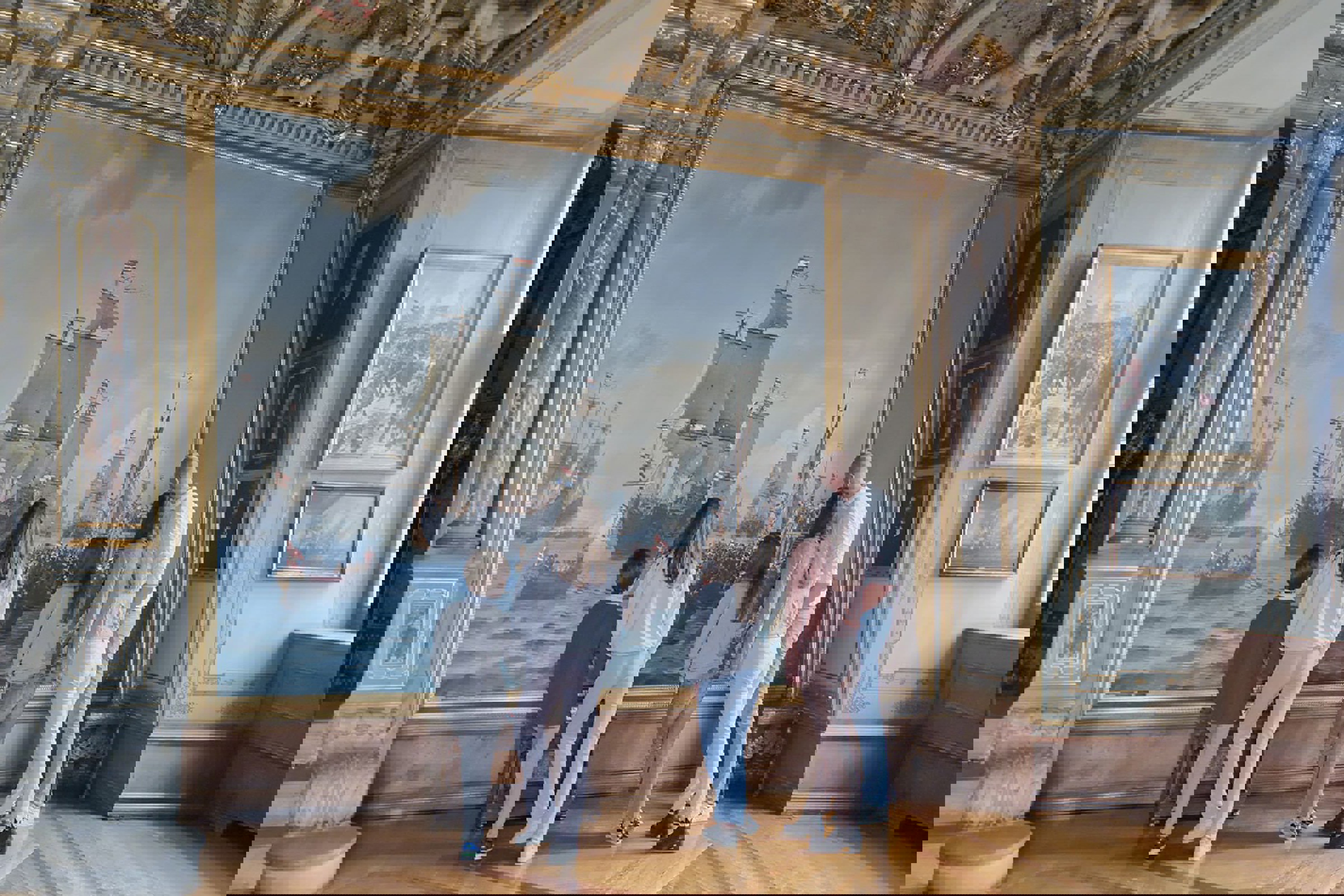 Familj på Frederiksborgs slott inspekterar konstverk.