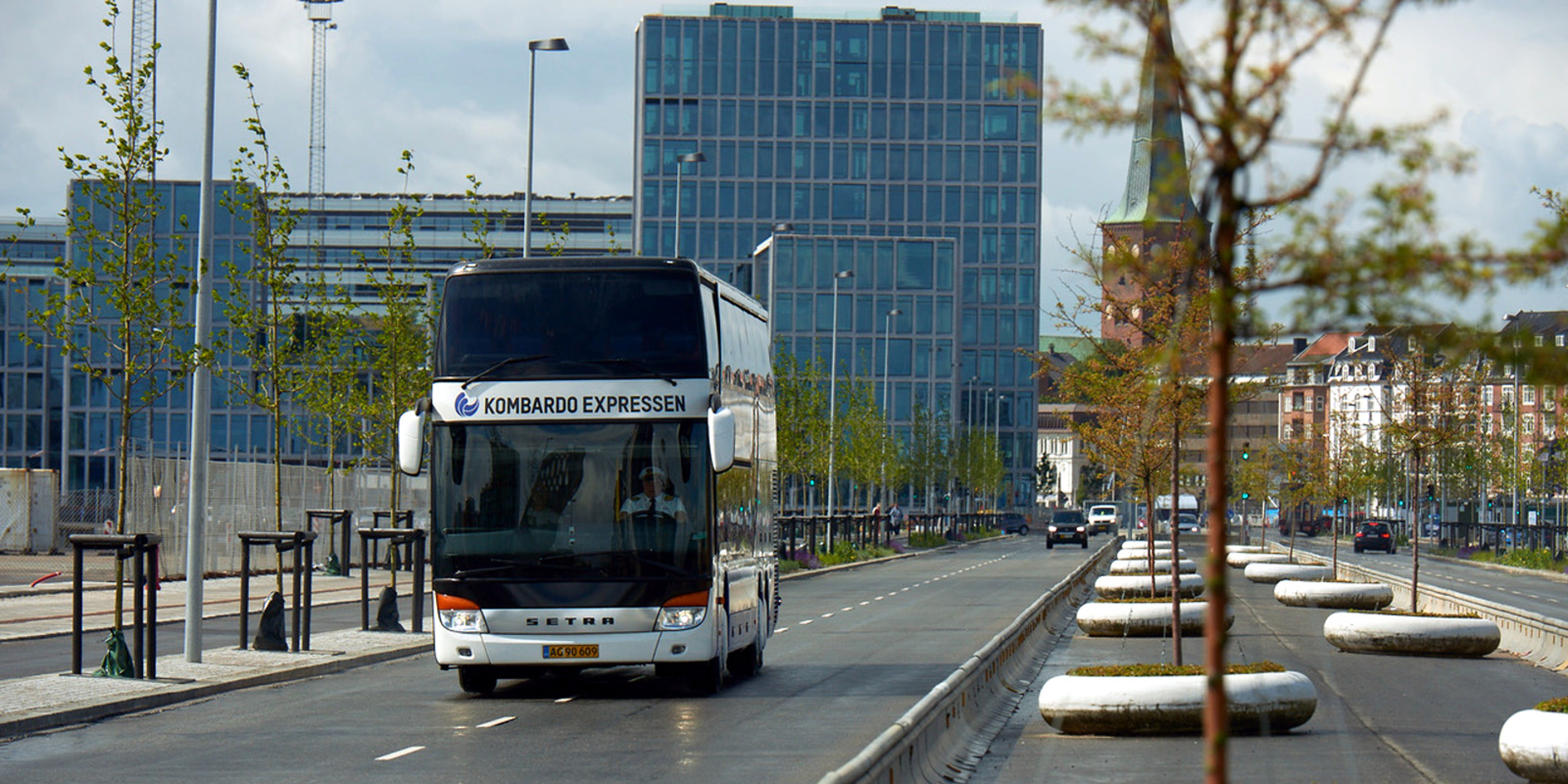 Kombardo Expressen kører nede ved Aarhus Ø med Bestseller bygningen i baggrudnen.