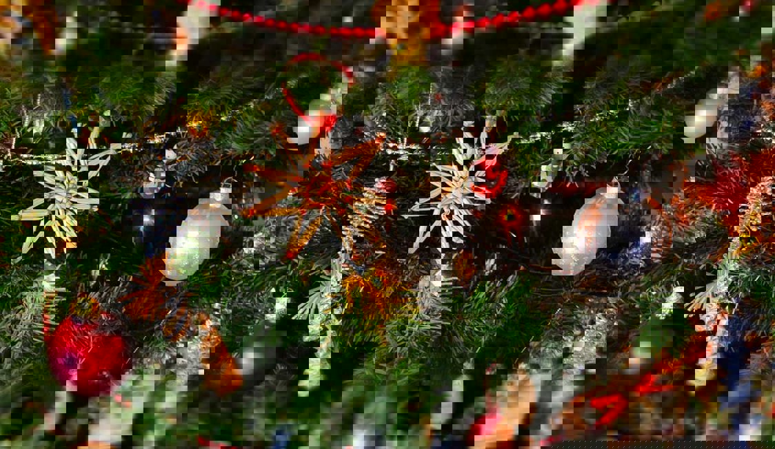 Julgran Pyntad Closeup Exp 1200X800