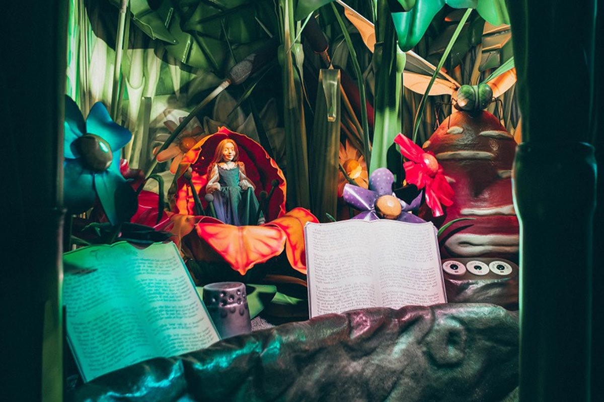 Tummelisa av H.C. Andersen illustrerad med levande färger och detaljrikedom, framhäver sagans magi och fantasi.