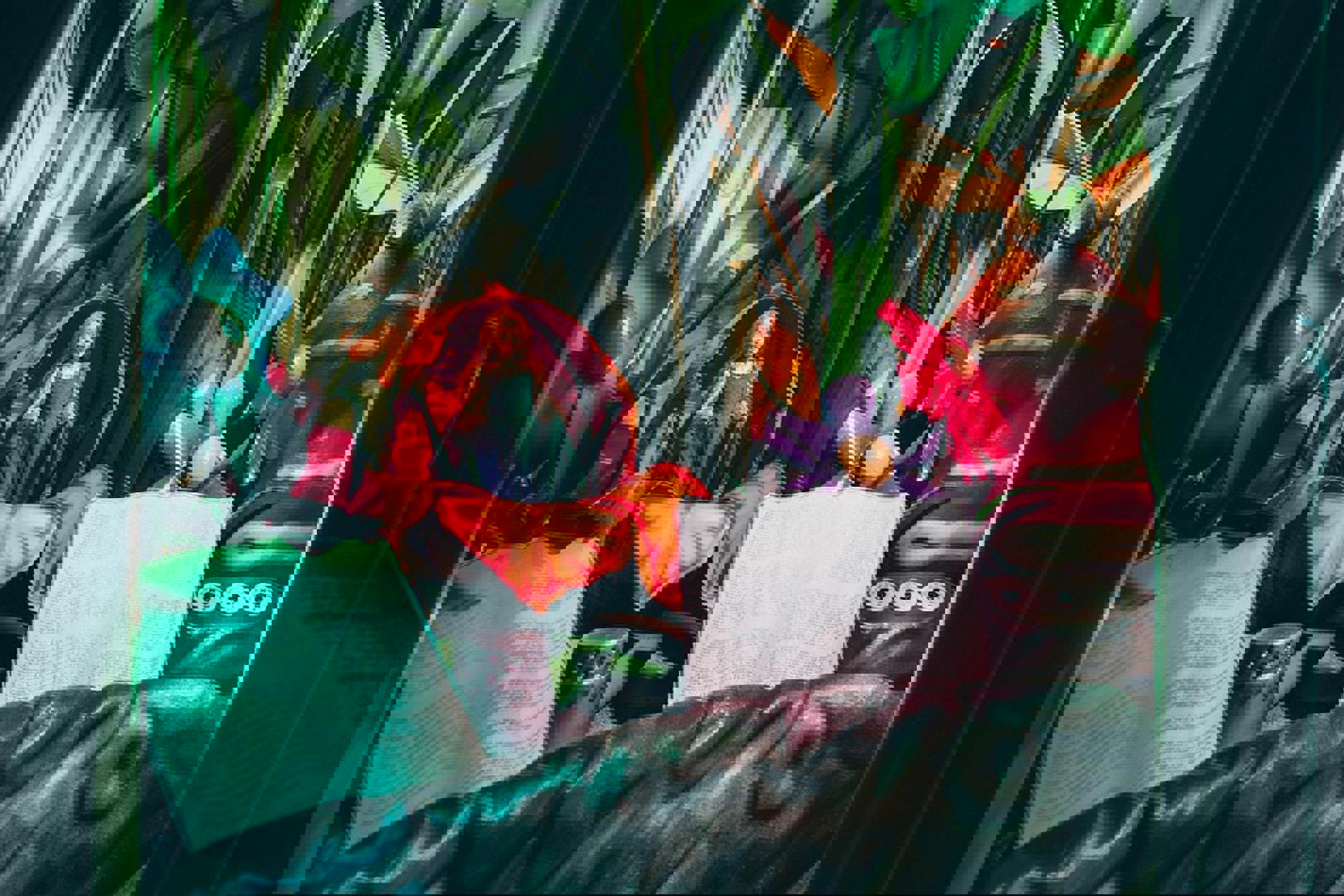 Tummelisa av H.C. Andersen illustrerad med levande färger och detaljrikedom, framhäver sagans magi och fantasi.