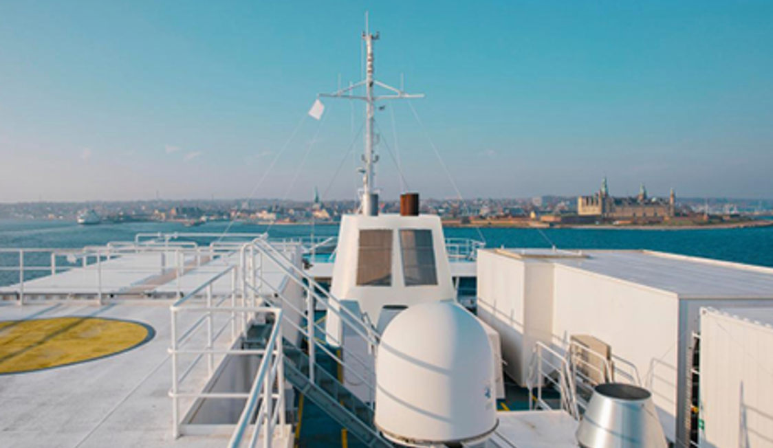 Forsea-färjan seglar på öppet vatten med vy över däck och kustlinje i bakgrunden.