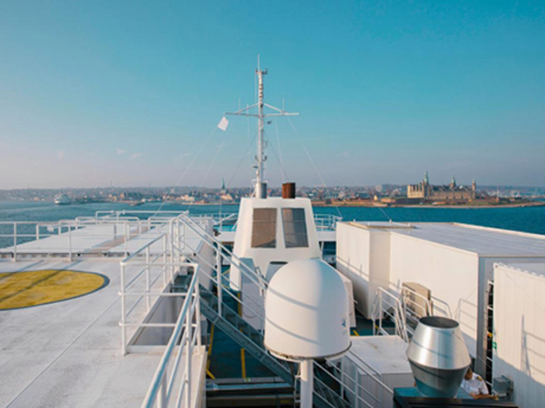 Forsea-färjan seglar på öppet vatten med vy över däck och kustlinje i bakgrunden.