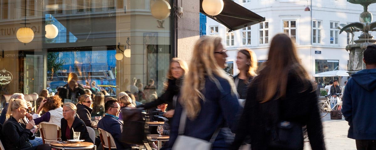 Kundvagn vid Strøget med fokus på huvudresan inriktad på shoppingupplevelser i centrala Köpenhamn.