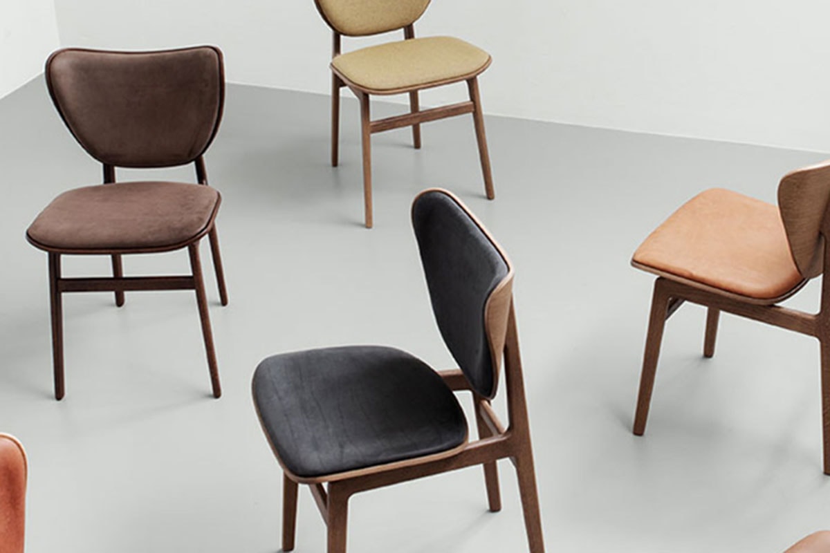 Fyra designstolar i olika färgnyanser.