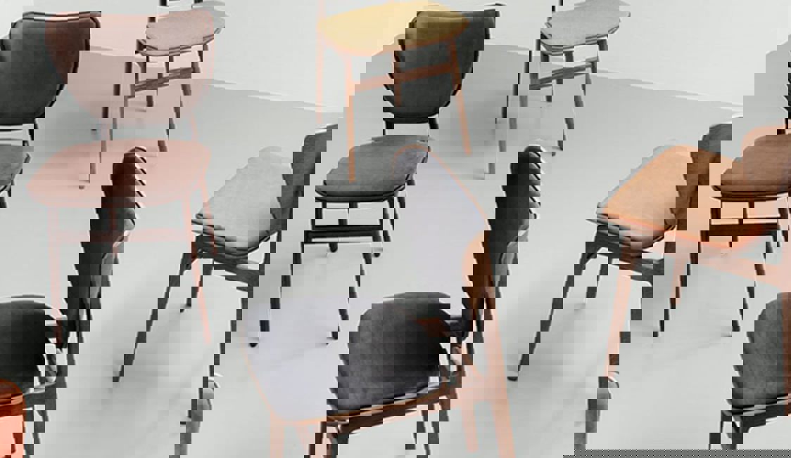 Fyra designstolar i olika färgnyanser.