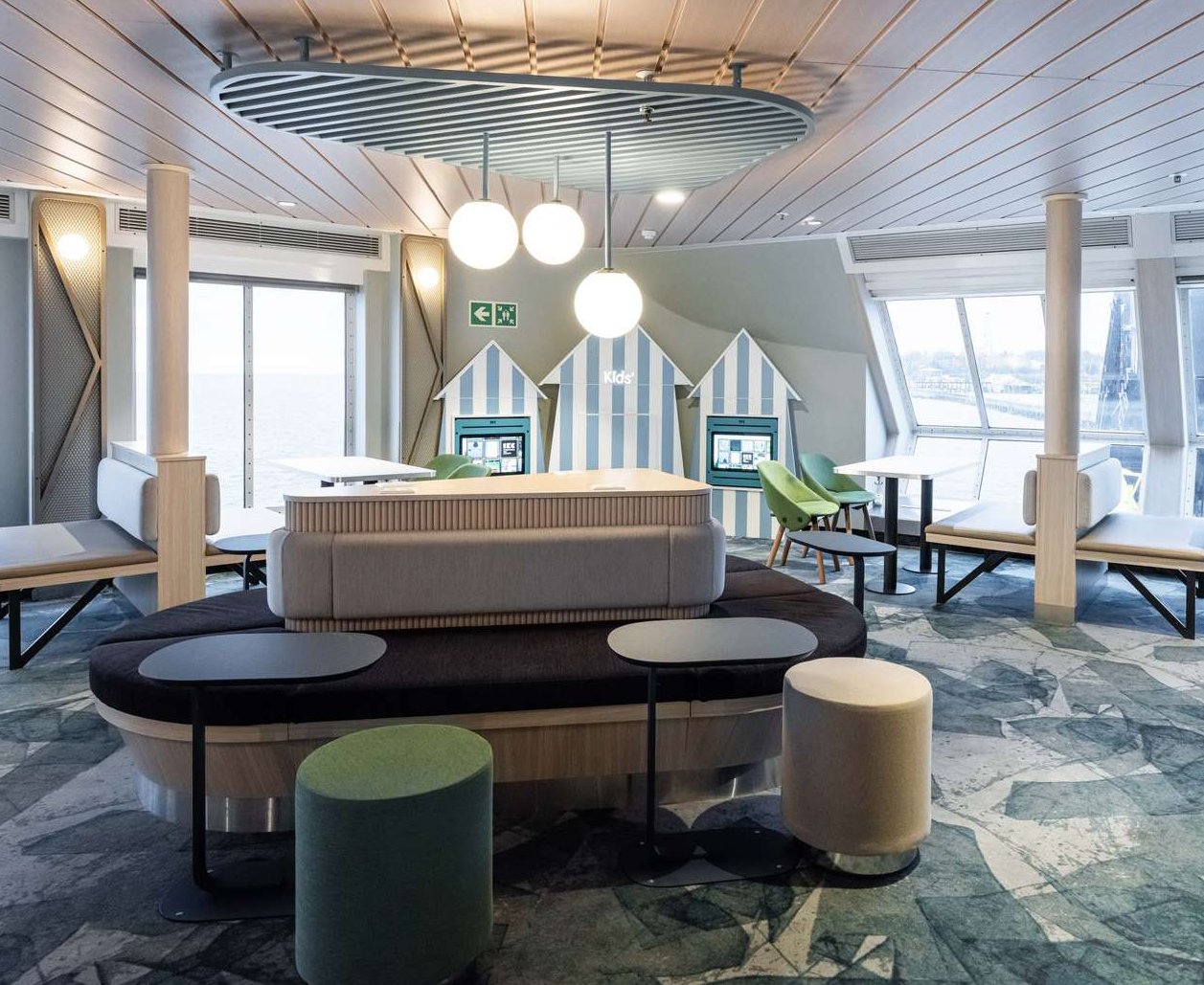 Modernt barnområde på Molslinjenfärja med lekfulla hörn och bekväma sittplatser framför stora havsutsiktsfönster.