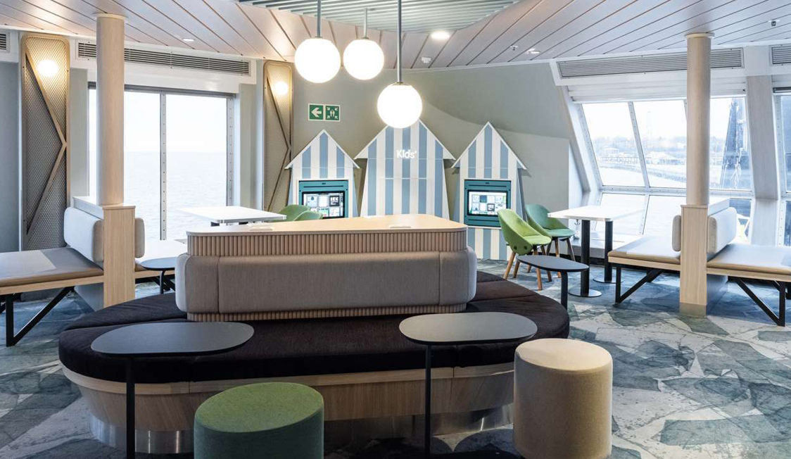 Modernt barnområde på Molslinjenfärja med lekfulla hörn och bekväma sittplatser framför stora havsutsiktsfönster.
