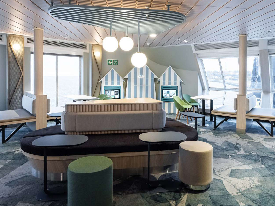 Børneområde på moderne Molslinjen færge med legesygekroge og komfortable siddepladser ved store vinduer med havudsigt.