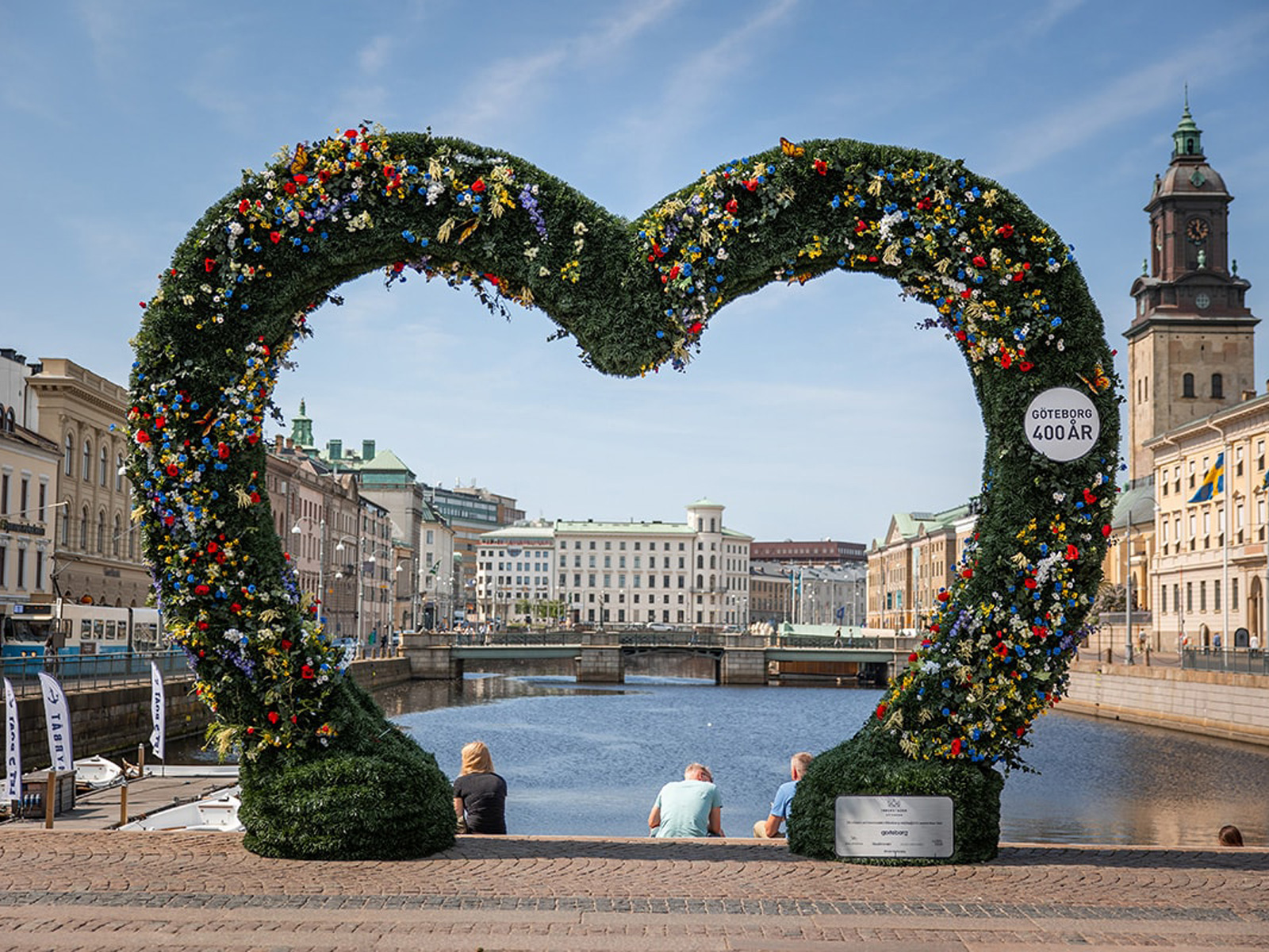 Blomsterudsmykket hjerteformet skulptur ved kanalen i Göteborg fejrer byens 400-års jubilæum