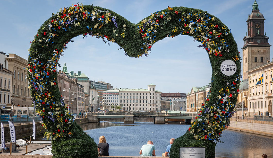 Blomsterudsmykket hjerteformet skulptur ved kanalen i Göteborg fejrer byens 400-års jubilæum