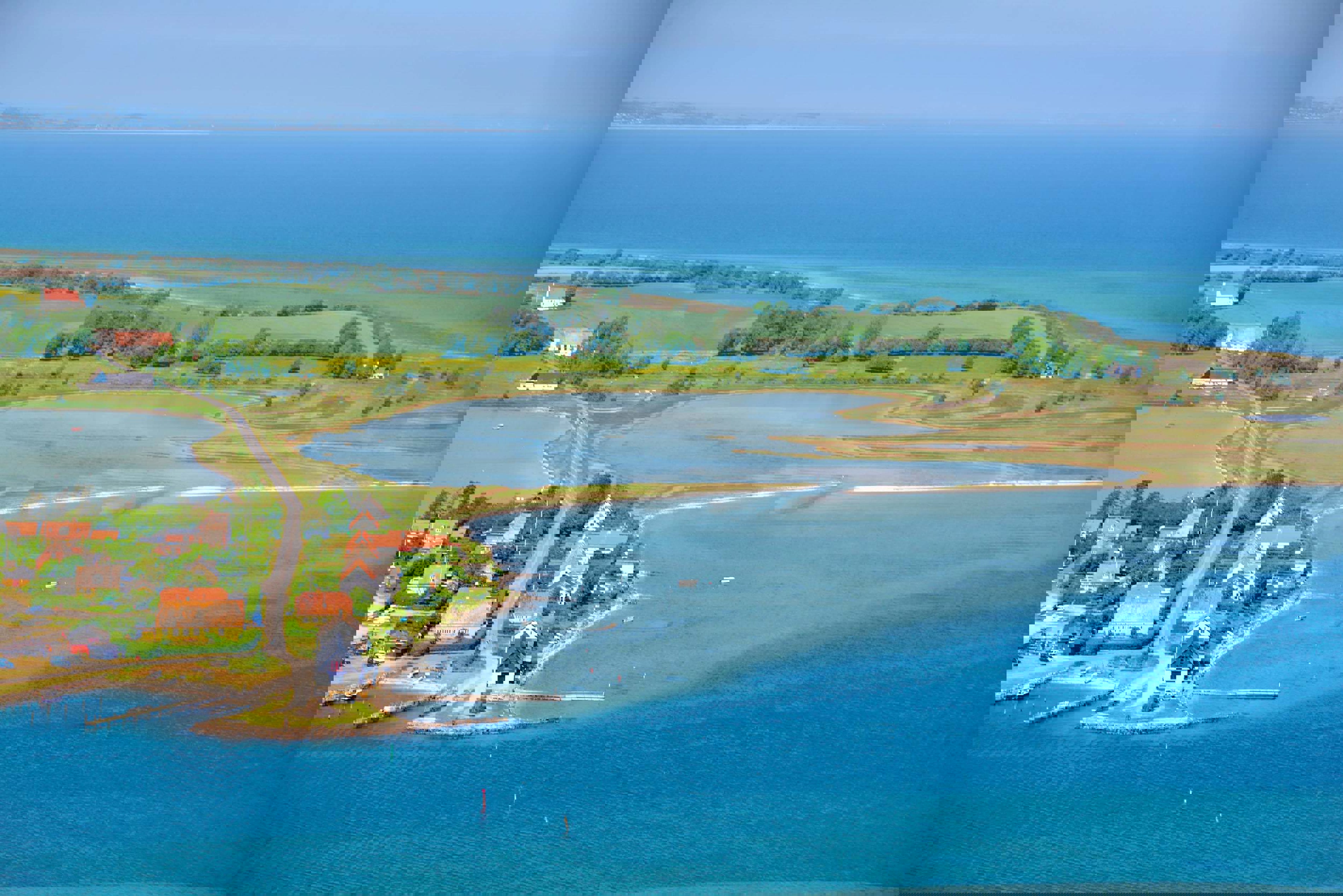 Ein beschädigtes, farbstreifiges Bild eines Bildes der Serie 5 Juni, das keine klaren Details zeigt.