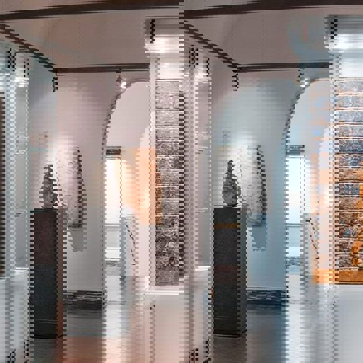 Glyptotekets Medelhavshorisonten väggmålningar med konstnärliga konstruktioner och detaljerade motiv.