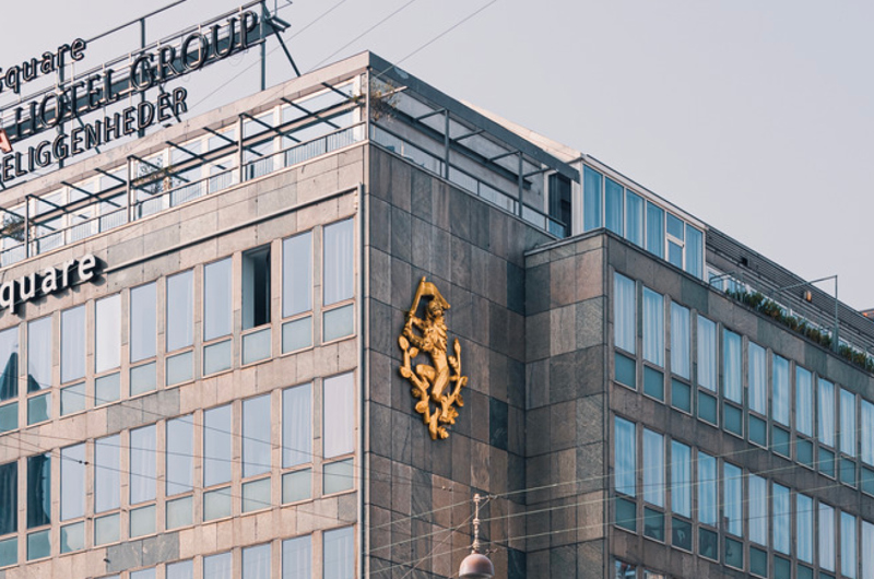 THE SQUARE TOP BANNER