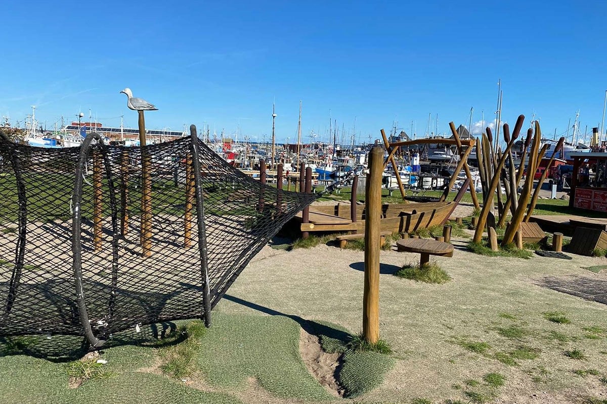 Gilleleje lekplats i solen med blå himmel.