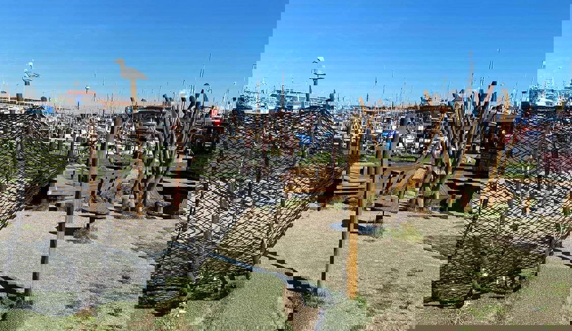 Gilleleje lekplats i solen med blå himmel.