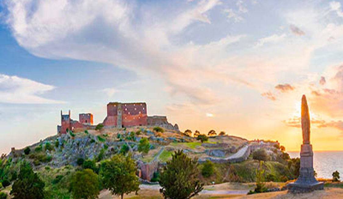 Hammershus fæstning i solnedgang på Bornholm med smukke farver og landskab, set i fugleperspektiv.