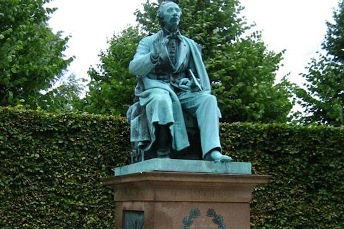 Staty av HC Andersen i sittande ställning.