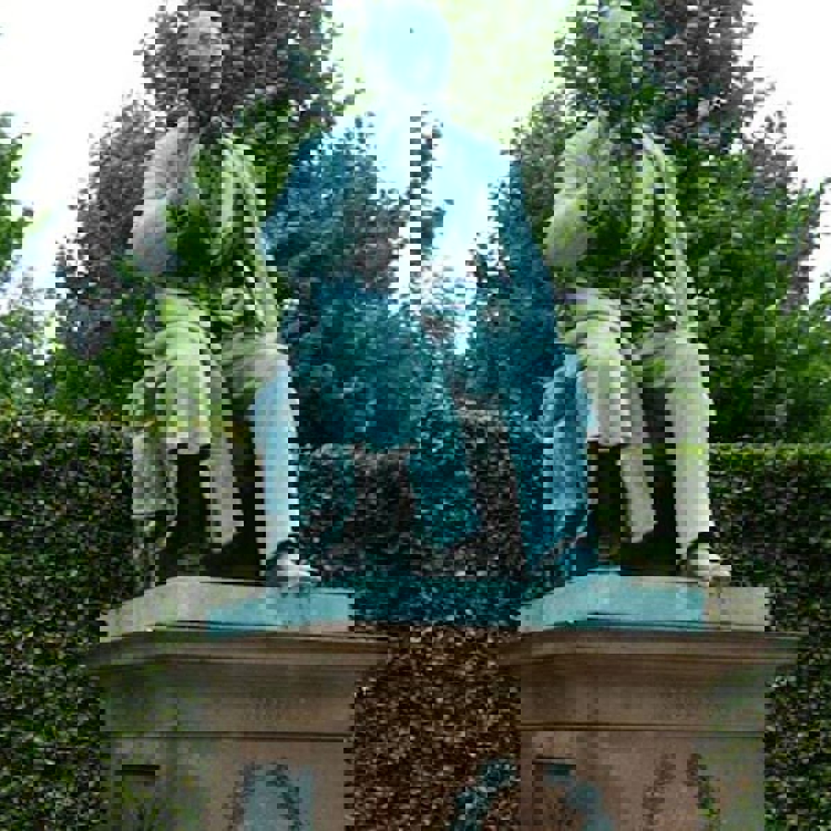 Staty av HC Andersen i sittande ställning.