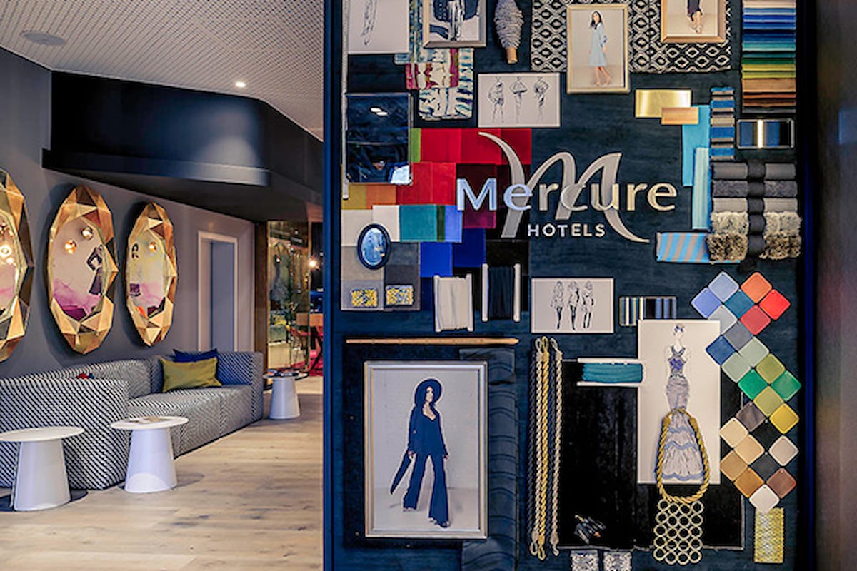 Berlin Mercure Hotel i stadsmiljö med elegant fasad och modernt designade fönster.