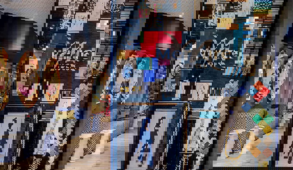 Berlin Mercure Hotel i stadsmiljö med elegant fasad och modernt designade fönster.