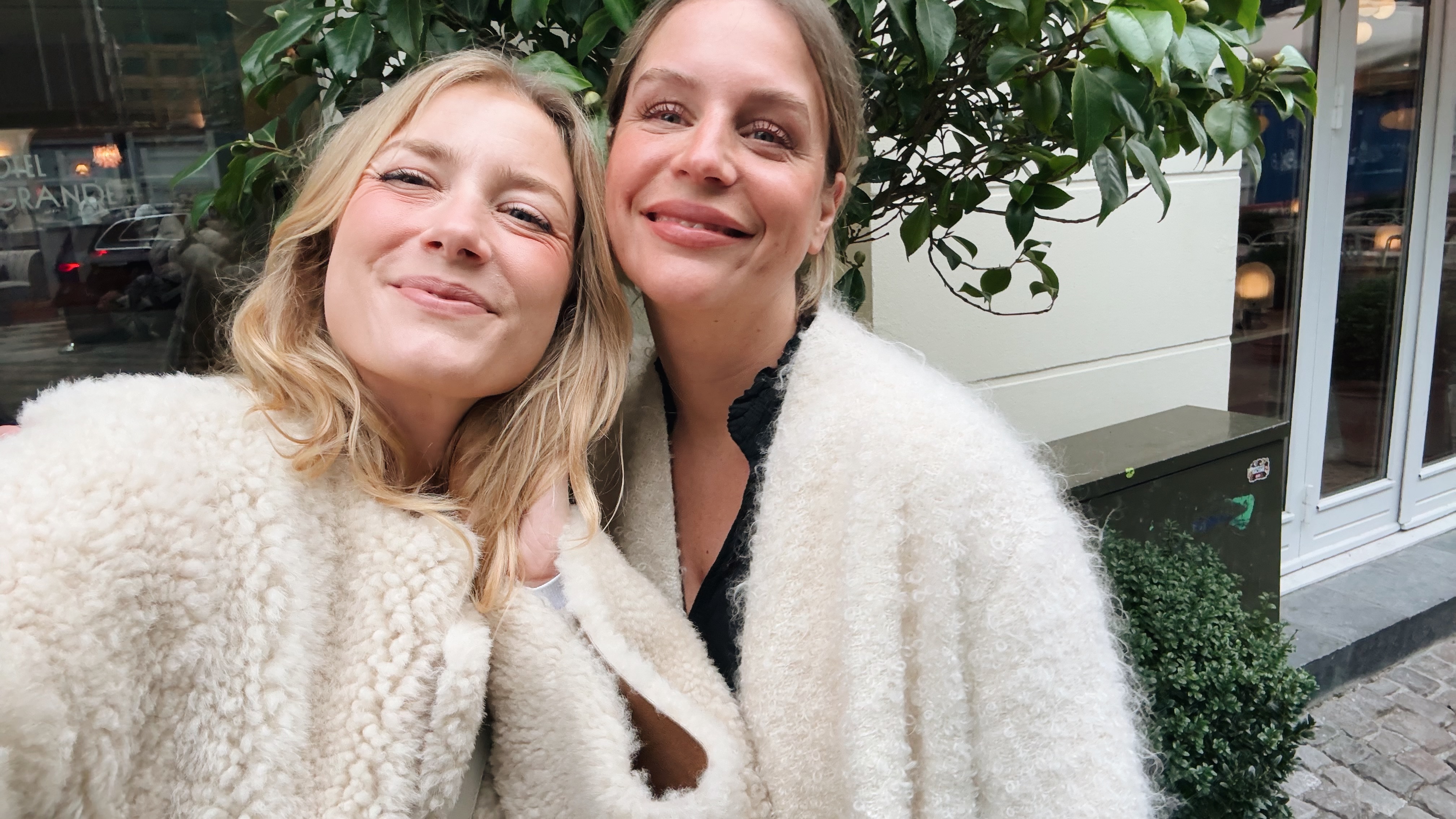 Två flickor ler i en selfie.